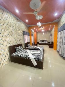 卡拉奇的住宿－Jinnah inn Guest House，一间卧室,配有两张床
