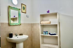 W łazience znajduje się umywalka i lustro. w obiekcie Casa Boutique Galvez w mieście Lima