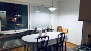 comedor con mesa, sillas y ventana en Cozy Home Stay in Kungsängen-Read Host info, en Estocolmo