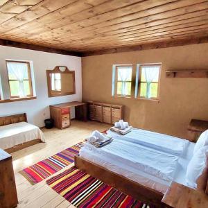 A bed or beds in a room at Family Hotel Byalata Kashta