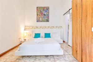 Postel nebo postele na pokoji v ubytování Casa Blanca San Antonio Hostal Boutique