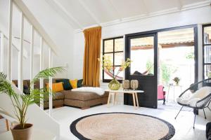 Posezení v ubytování Sfeervol loft in Koudum