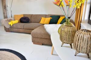 Posezení v ubytování Sfeervol loft in Koudum