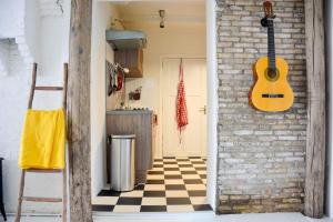 Kuchyň nebo kuchyňský kout v ubytování Sfeervol loft in Koudum