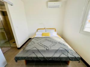 a small bedroom with a bed in a room at Villa 2 chambres, Jacuzzi et Piscine in Maximin