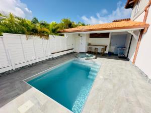 a swimming pool in the backyard of a house at Villa 2 chambres, Jacuzzi et Piscine in Maximin