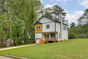 ein Haus auf einem Hügel mit einem Hof in der Unterkunft Modern Decatur Home about 7 Mi to Atlanta! in Decatur