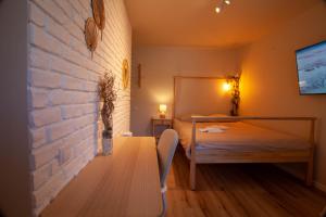 Un dormitorio con una cama y una pared de ladrillo. en Transylvania ApartHotel - Free parking, en Cluj-Napoca