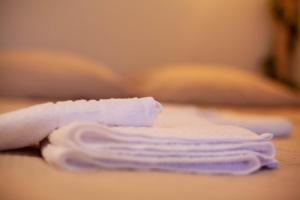 una pila de toallas blancas sentadas en una mesa en Transylvania ApartHotel - Free parking, en Cluj-Napoca