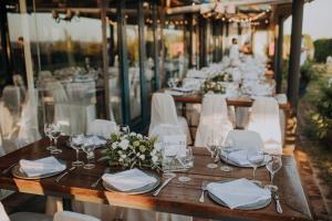 una mesa para una boda con copas de vino y flores en Las Cumbres Hotel, en Punta del Este