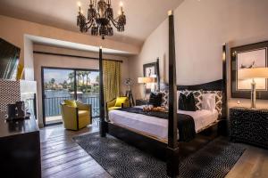 Ένα ή περισσότερα κρεβάτια σε δωμάτιο στο The Chateau at Lake La Quinta +36 φωτογραφίες