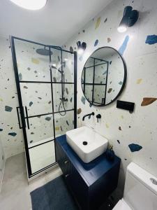 un bagno con lavandino e specchio di Apartamenty Rynek Staromiejski 24/4 a Toruń