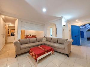 sala de estar con sofá y mesa en Maison Nassif, en Djerba