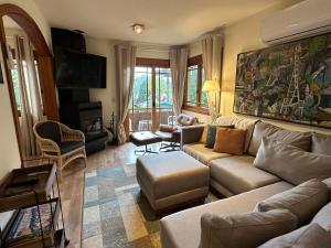 salon z kanapą i stołem w obiekcie Duplex 3 suites com Jacuzzi e Lareira Apto Sattva Plaza w mieście Gramado