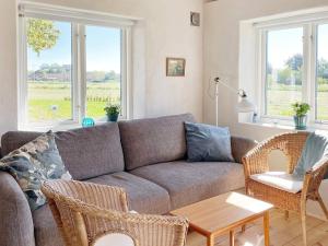 Ein Sitzbereich in der Unterkunft 5 person holiday home in Löderup-By Traum