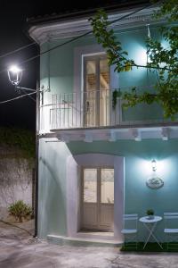 un edificio azul con balcón en la parte superior en Tullia -intera casa-, en Giuliano Teatino