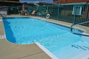 ein Schwimmbad mit einem Fußballball darin in der Unterkunft Sands Motel Niagara Falls in Niagara Falls