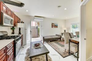 uma cozinha e sala de estar com um sofá e uma mesa em Anaheim Hills Retreat - 17 Mi to Disneyland! em Anaheim