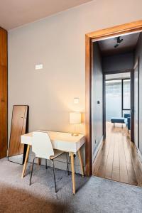 a desk and a chair in a room at Modern Spacious Apartment in Islington in London