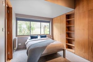 um quarto com uma cama e uma grande janela em Modern Spacious Apartment in Islington em Londres
