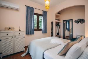 a bedroom with a bed and a window at Villa Komfort in Zakynthos