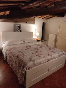 una camera con un grande letto di Lizium Spoleto a Spoleto