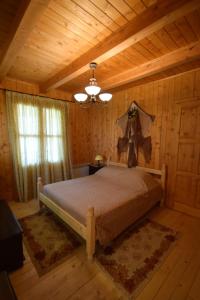 1 dormitorio con 1 cama en una habitación de madera en WOODEN IN WOODS, 