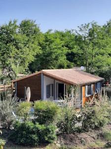 GravièresにあるSud Ardeche joli chalet clim piscine rivière LE CERF Village du serreの畑の真ん中にある小さな家 +22枚の写真