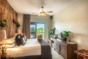 a bedroom with a bed and a ceiling fan at Hotel Arena in Holbox Island
