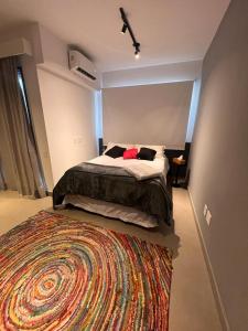 - une chambre avec un grand lit et un tapis dans l'établissement Estudio alto padrão Oscar Freire, à São Paulo