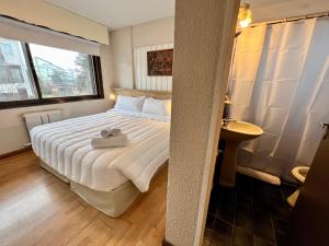 - une chambre avec un grand lit et une boîte dans l'établissement El Residencial Bariloche, à San Carlos de Bariloche