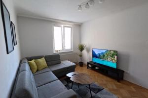 Televízia a/alebo spoločenská miestnosť v ubytovaní Vienna: Cozy 2-Room Apt. (U3 - Schweglerstrasse)