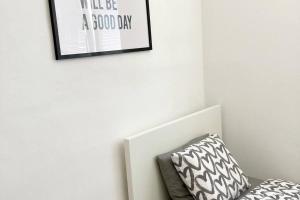 Posteľ alebo postele v izbe v ubytovaní Vienna: Cozy 2-Room Apt. (U3 - Schweglerstrasse)