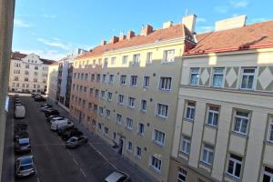 uma vista para uma rua numa cidade com edifícios em Vienna: Cozy 2-Room Apt. (U3 - Schweglerstrasse) em Viena