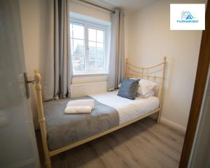 een kleine slaapkamer met een bed en een raam bij Contractor Stays by Furnished Accommodation Liverpool - From 35 pounds per person per night in Liverpool