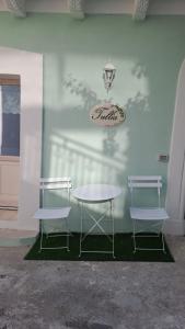 dos sillas y una mesa frente a un edificio en Tullia -intera casa-, en Giuliano Teatino