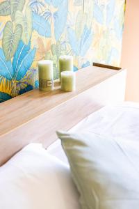 1 dormitorio con 1 cama con 2 velas en un estante en New Villa Oasis- Clim- Piscine privé- Cosy- famille TOP PROS SERVICESCONCIERGERIE, en Saint-Gély-du-Fesc