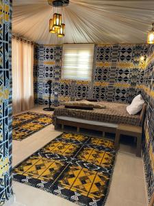 um quarto com uma cama e um tapete em Rum Under The Stars Camp em Wadi Rum