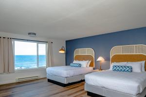 Postel nebo postele na pokoji v ubytování Seagull Beachfront Inn