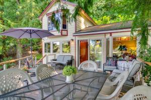 Zahrada ubytování Lakefront Snohomish Cottage with Private Dock!