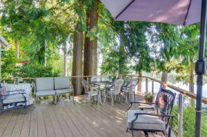 Zahrada ubytování Lakefront Snohomish Cottage with Private Dock!