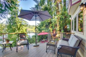 Balkón nebo terasa v ubytování Lakefront Snohomish Cottage with Private Dock!