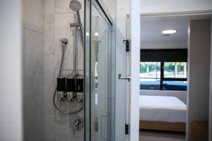 Un baño con ducha y una cama en una habitación. en Revy Mountain Retreat, en Revelstoke 34 fotos más