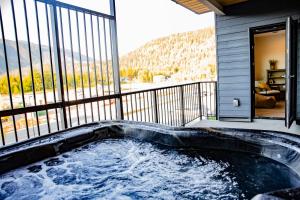 uma banheira de hidromassagem na varanda de uma casa em Revy Mountain Retreat em Revelstoke