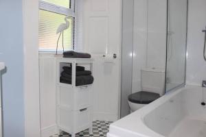 Ένα μπάνιο στο Cameronian Apartment +9 φωτογραφίες