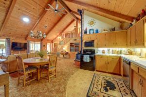 Kuchyňa alebo kuchynka v ubytovaní Cozy Family-Friendly Badger Retreat with Fireplace!