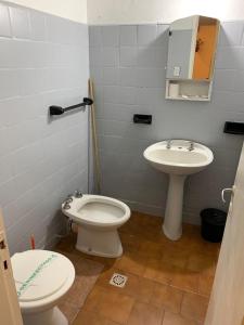 łazienka z toaletą i umywalką w obiekcie Hotel gade w mieście Mar del Plata