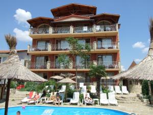 un hotel con piscina frente a él en Family hotel Tropicana en Ravda