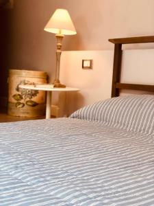 1 dormitorio con 1 cama con edredón azul y blanco en Casa di Zelda, en Cremona