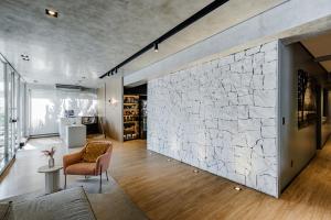 a living room with a large stone wall at Hotel Parati Minas in Uberlândia